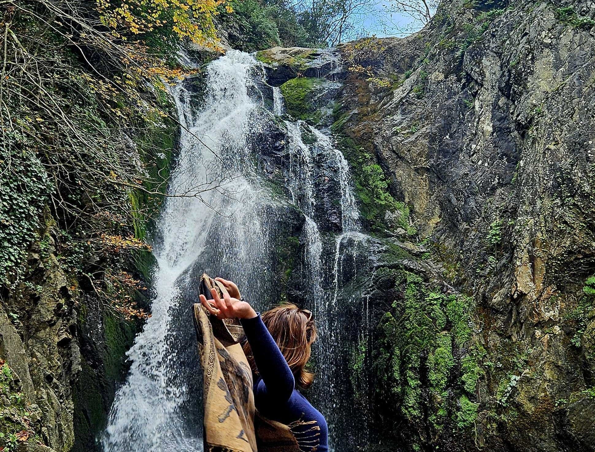 Yalova, Vodopad Südüşen u Harmankaya kanjonu u Yalovi, voda se obrušava niz stijene okružene zelenilom
