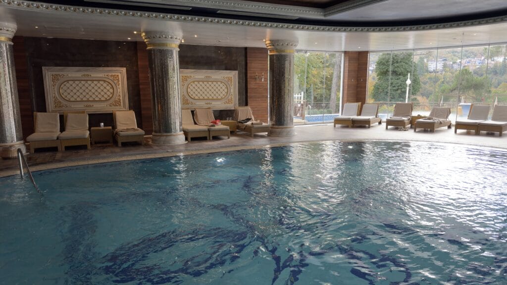 Termalni bazen u Yalovi, unutrašnji prostor s toplom vodom i ležaljkama