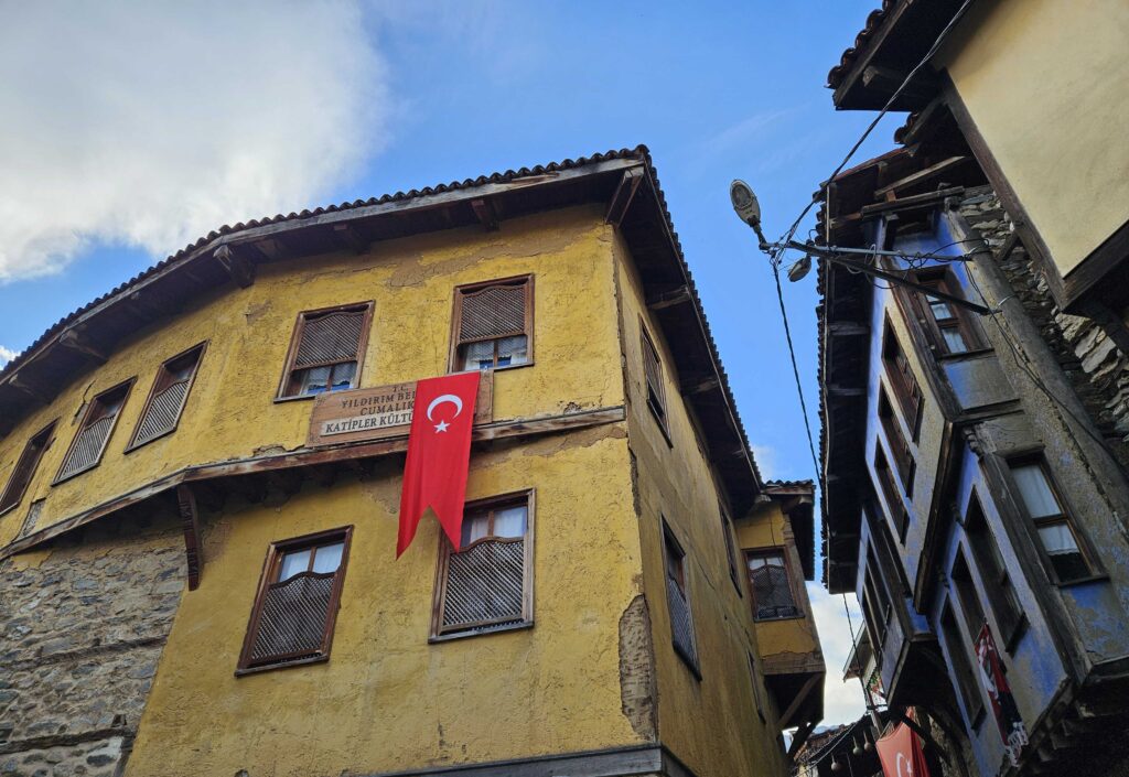 Tradicionalna osmanska kuća u Cumalikiziku s drvenim prozorima i kamenim zidovima