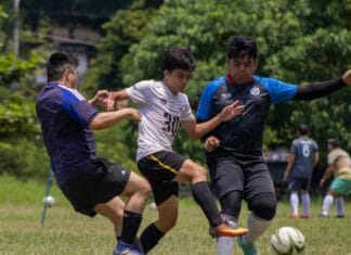 Koliko je popularan sport u BiH i kako utiče na mlade? Grupa dečaka u plavim dresovima pored trenera