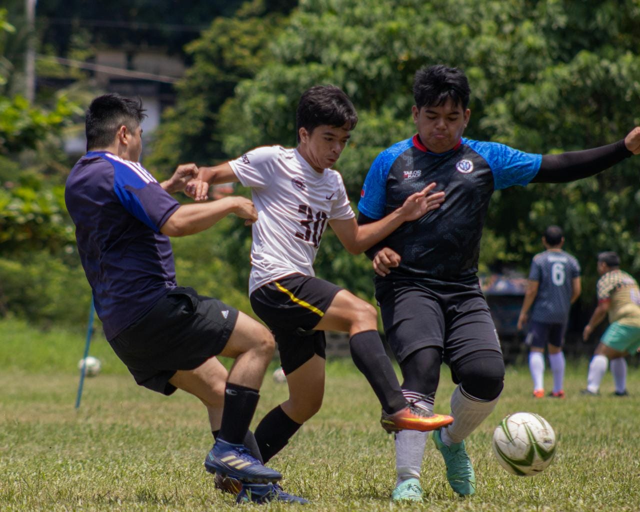 Grupa dečaka u plavim dresovima pored trenera