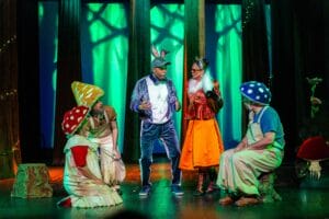 U predstavi igraju: Ermin Avdić, Ivana Perkunić Mešalić, Boris Balta, Jasmina Dedić Ibrić, Mirza Pinjić i Nedim Malkočević.