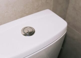 Čišćenje vodokotlića bez ribanja, jednostavan trik koji ga vraća u stanje kao nov