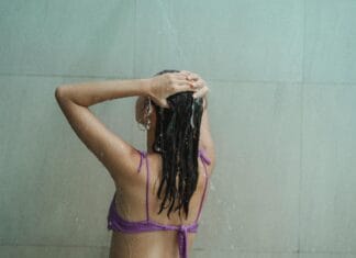 Zašto spavanje s mokrom kosom može naštetiti zdravlju i izgledu vaše kose