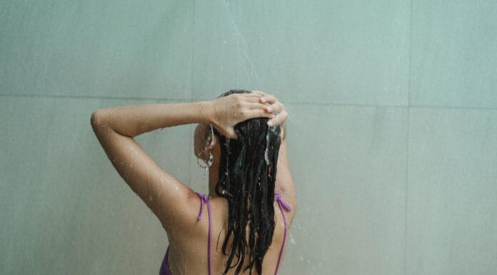 Zašto spavanje s mokrom kosom može naštetiti zdravlju i izgledu vaše kose