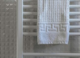 Sušenje veša na radijatoru tiho uništava stan i zdravlje, evo i zbog čega