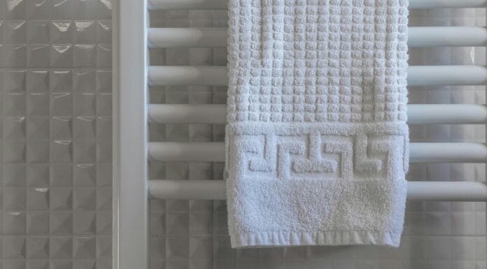 Sušenje veša na radijatoru tiho uništava stan i zdravlje, evo i zbog čega