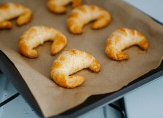 Pek papir u pleh bez nerviranja: Trik koji koriste profesionalni pekari Pek papir u pleh bez nerviranja: Trik koji koriste profesionalni pekari