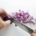 Sjeckanje luka bez suza: Jednostavan trik koji mijenja kuhanje iz korijena