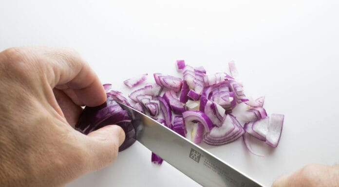 Sjeckanje luka bez suza: Jednostavan trik koji mijenja kuhanje iz korijena