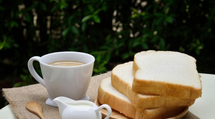 Evo zašto je važno kome prvo ponudite hljeb za stolom