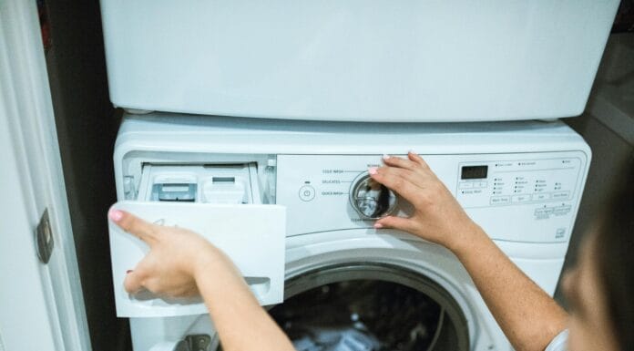 Sipajte ključalu vodu u veš mašinu i riješite problem neprijatnih mirisa Sipajte ključalu vodu u veš mašinu i riješite problem neprijatnih mirisa