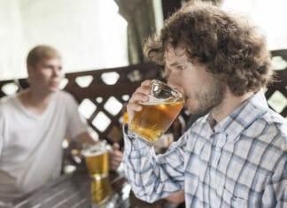 Ispijanje piva može izazvati neprijatan simptom: Evo zbog čega se javlja