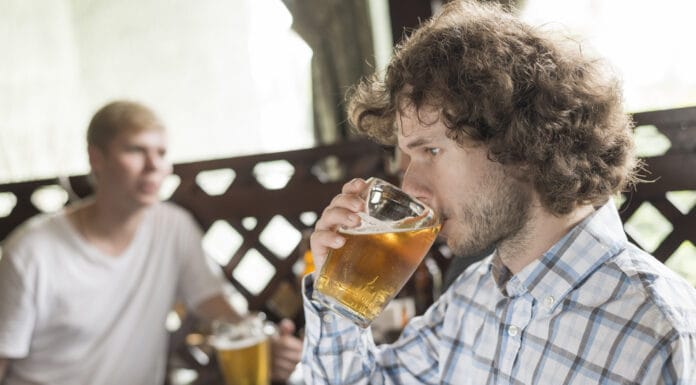 Ispijanje piva može izazvati neprijatan simptom: Evo zbog čega se javlja