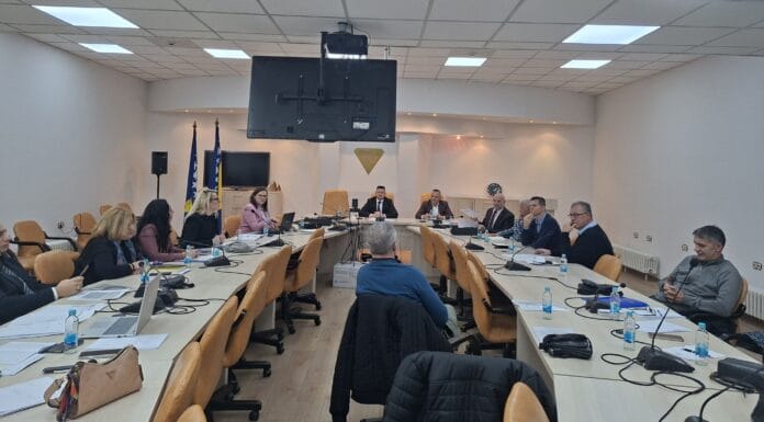 Upućen zahtjev Vladi FBiH za povećanje plata radnicima Porezne uprave