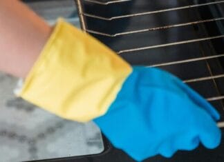 Opasnosti koje donosi prljava rerna i kako utiče na hranu Opasnosti koje donosi prljava rerna i kako utiče na hranu