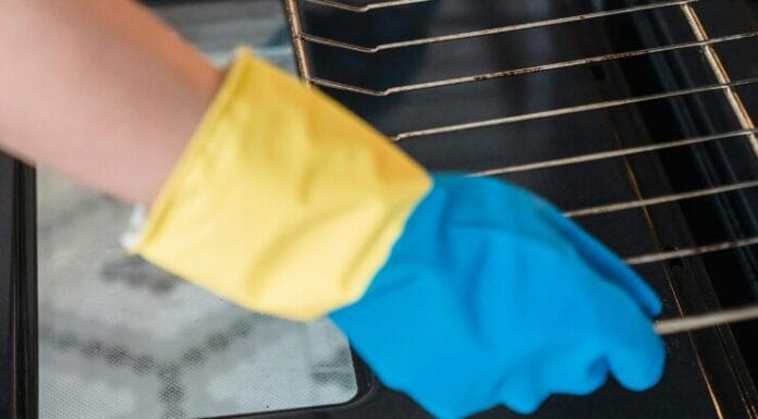 Opasnosti koje donosi prljava rerna i kako utiče na hranu Opasnosti koje donosi prljava rerna i kako utiče na hranu