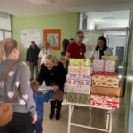 Paketići i radost, Vlada TK darovala mališane Vlada Tuzlanskog kantona je u ponedjeljak, u toploj prazničnoj atmosferi, donijela radost i osmijehe djeci