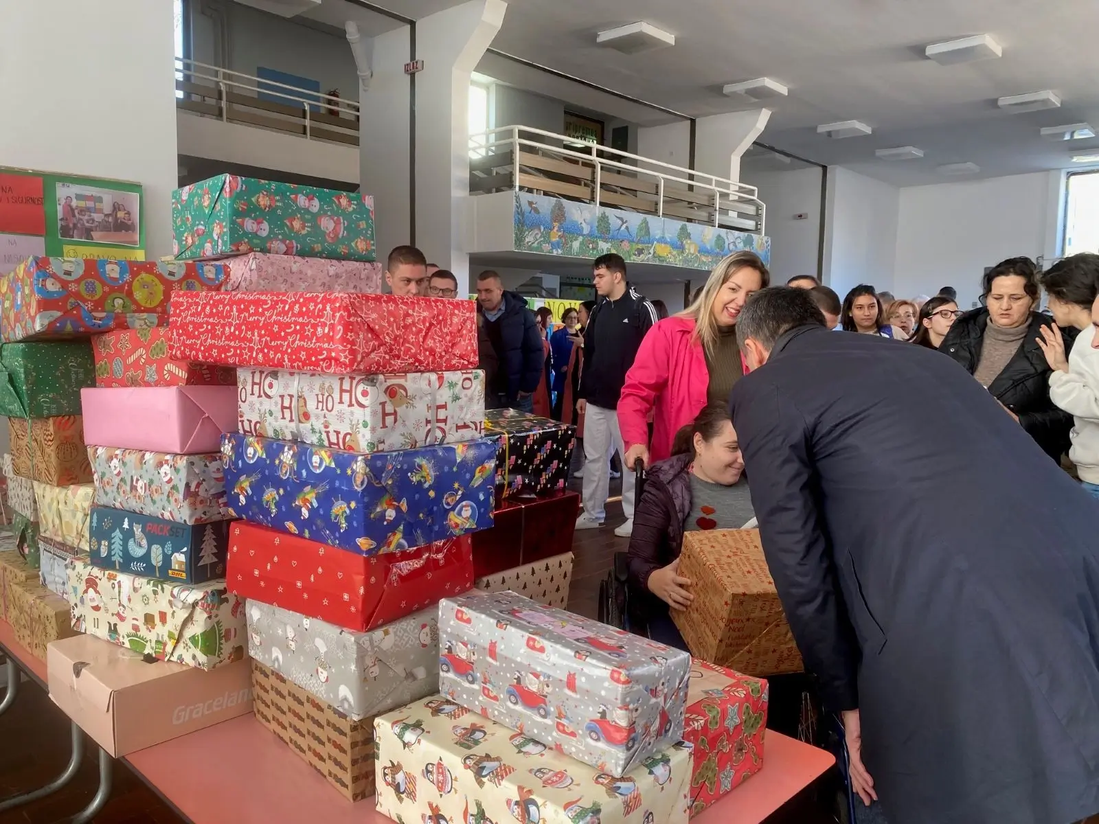 Vlada Tuzlanskog kantona je u ponedjeljak, u toploj prazničnoj atmosferi, donijela radost i osmijehe djeci