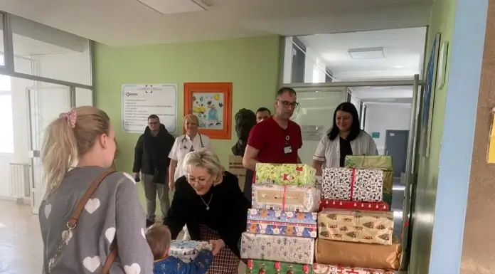 Vlada Tuzlanskog kantona je u ponedjeljak, u toploj prazničnoj atmosferi, donijela radost i osmijehe djeci