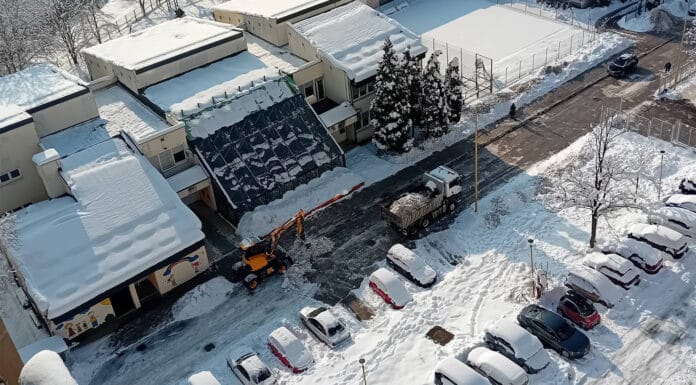 Lijep gest radnika Centralnog grijanja d.d. Tuzla: Očistili prilaz obdaništu Centralno grijanje