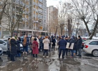 Pravosudni radnici okupljeni ispred zgrade Vlade TK