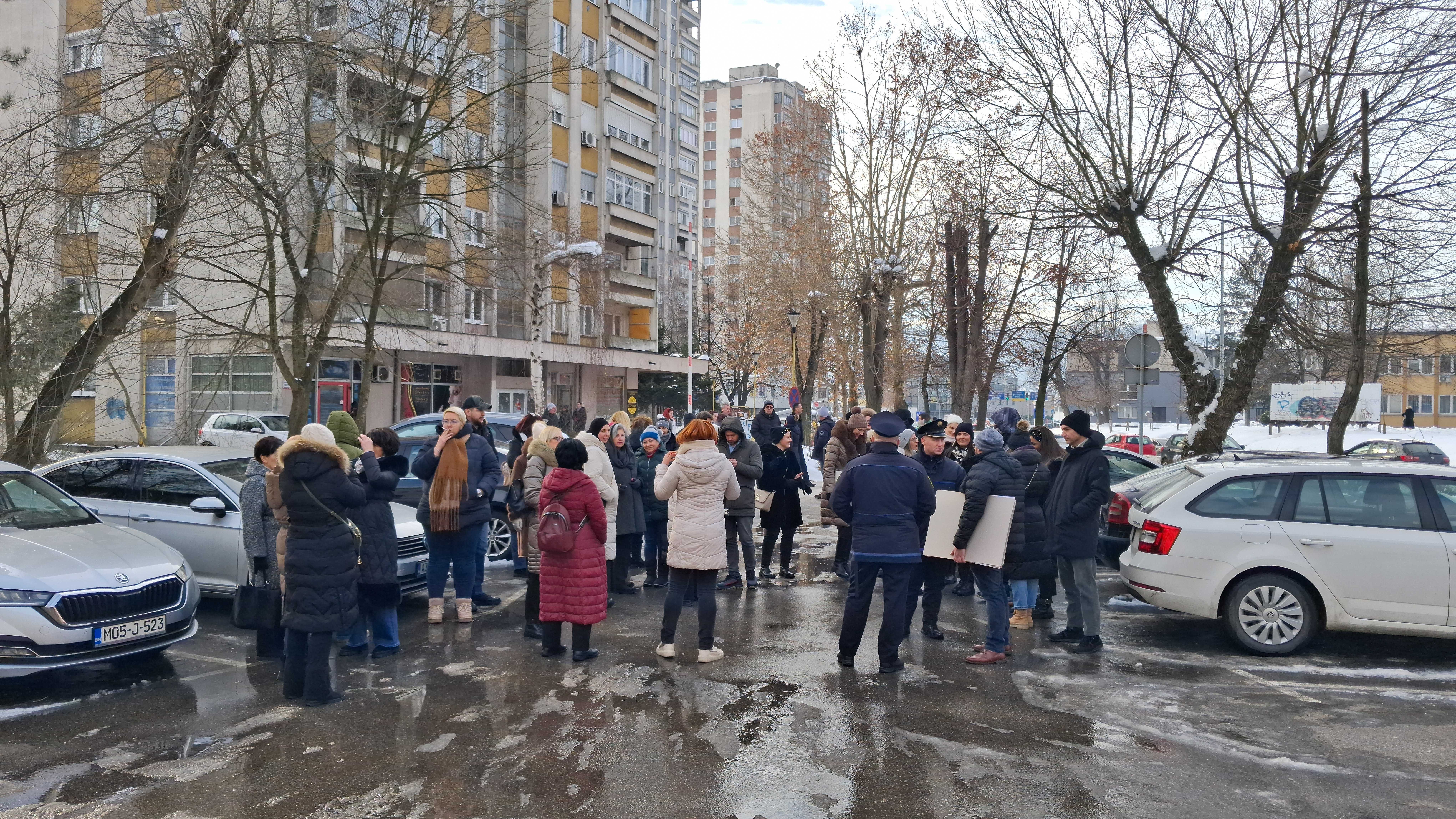 Pravosudni radnici okupljeni ispred zgrade Vlade TK