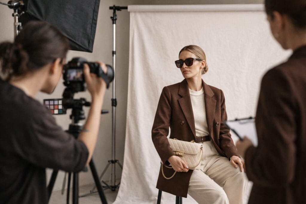 It boje 2026, old money stil u smeđim i krem nijansama na modnom snimanju