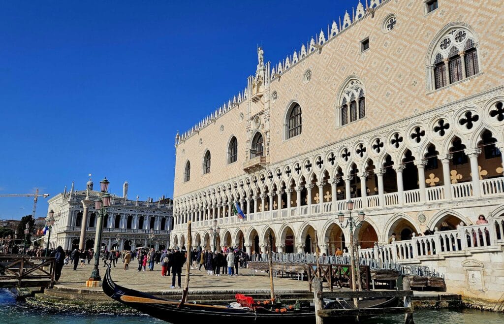 Venecijanski karneval, Duždova palača u Veneciji, gondole uz rivu i ljudi na Trgu svetog Marka