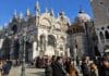 Venecijanski karneval, Bazilika svetog Marka i dio Trga svetog Marka u Veneciji, gužva turista i fasade palača