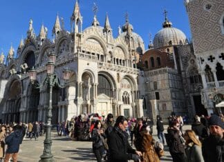 Venecijanski karneval 2026: Šta sve trebate znati o datumima, temi i maskama Venecijanski karneval, Bazilika svetog Marka i dio Trga svetog Marka u Veneciji, gužva turista i fasade palača