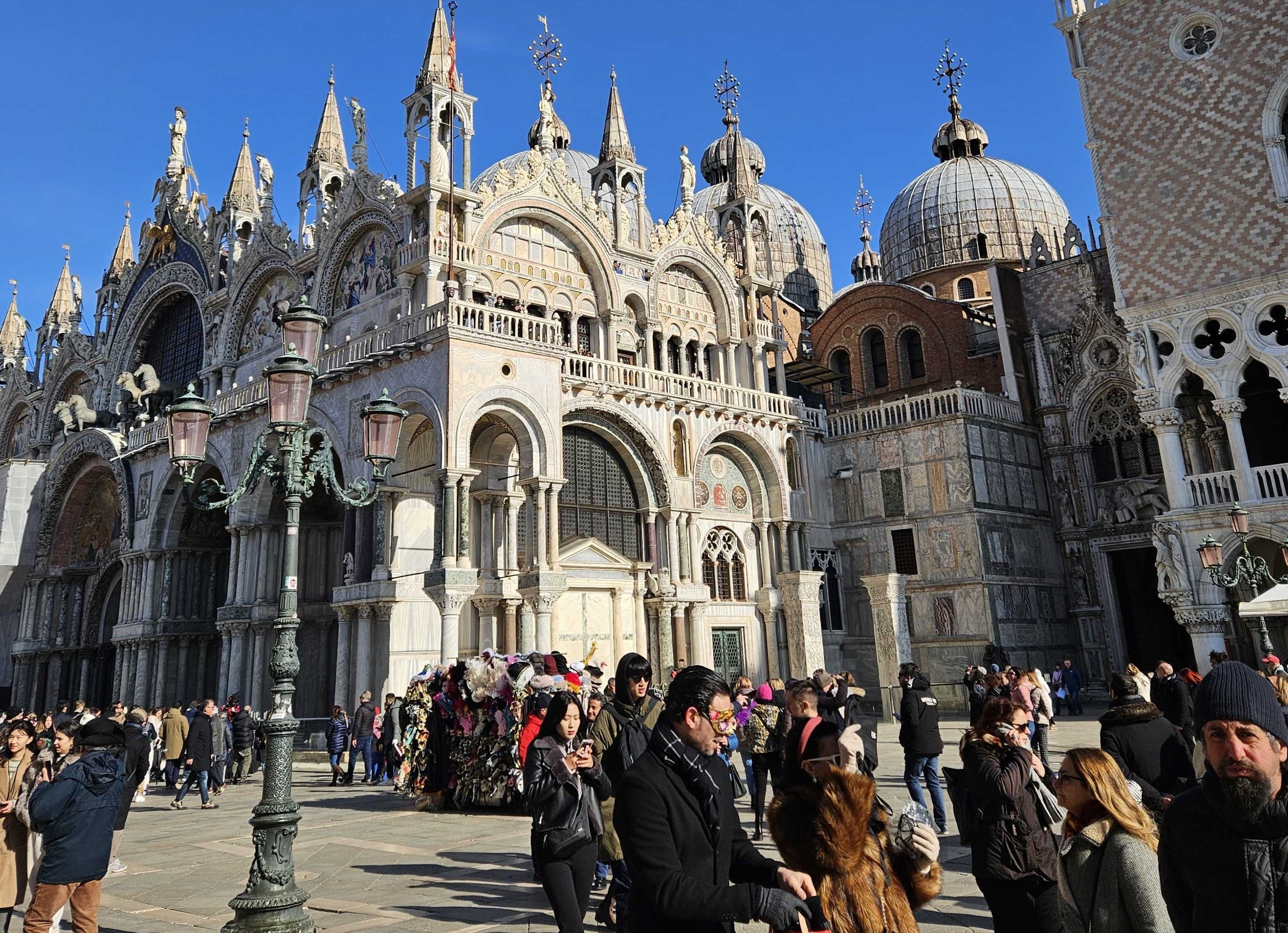 VENECIJA 4 Venecijanski karneval, Bazilika svetog Marka i dio Trga svetog Marka u Veneciji, gužva turista i fasade palača