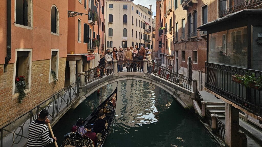Venecijanski karneval, Mali most preko kanala u Veneciji, uličica i kuće uz vodu