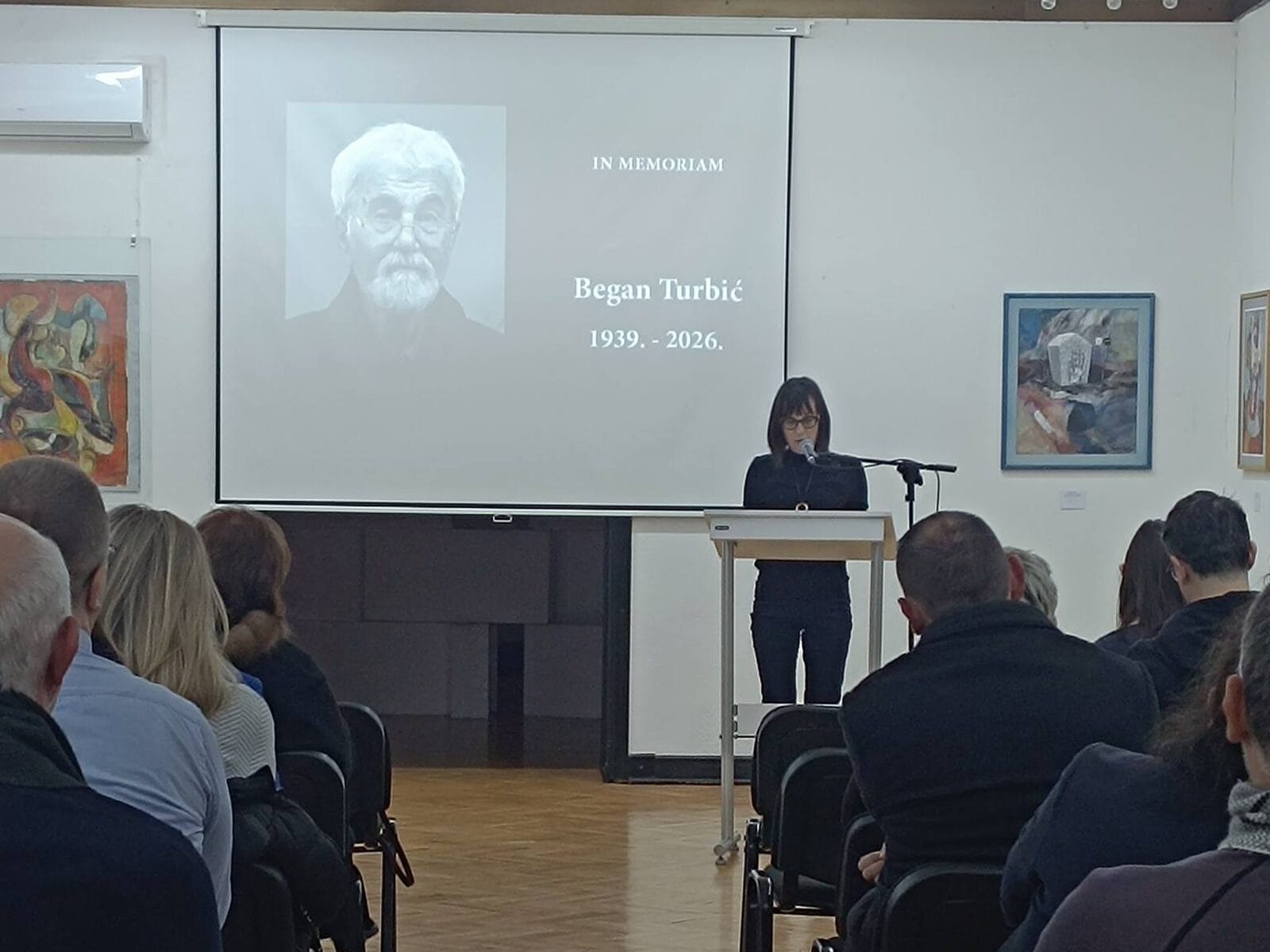 Komemoracija Beganu Turbiću održana je u Međunarodnoj galeriji portreta Tuzla, uz prisjećanje na život, umjetnički opus i pedagoški rad istaknutog slikara i kipara.