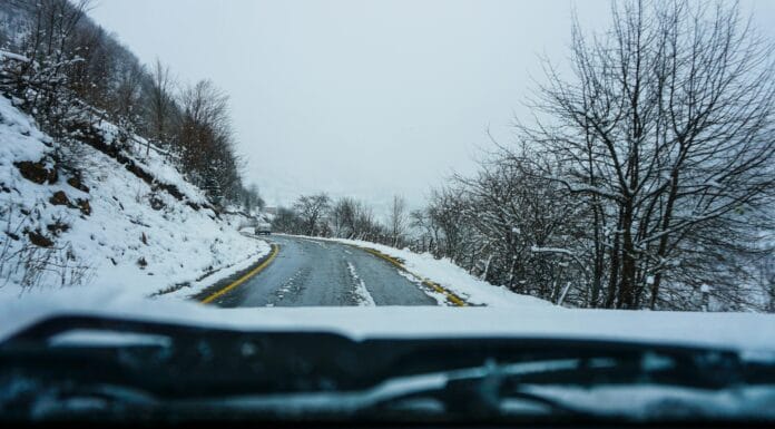 Crni led na cestama BiH otežava saobraćanje