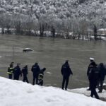 /VIDEO/ Vatrogasac izvukao automobil iz rijeke /VIDEO/ Vatrogasac izvukao automobil iz rijeke