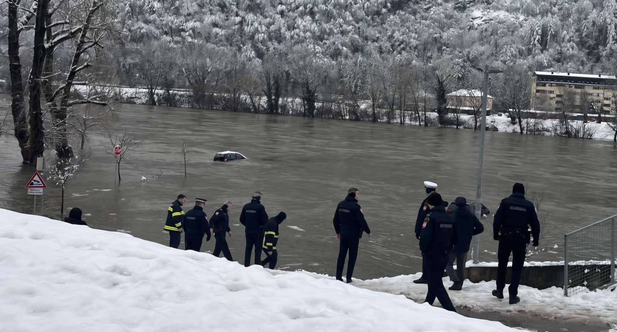 /VIDEO/ Vatrogasac izvukao automobil iz rijeke