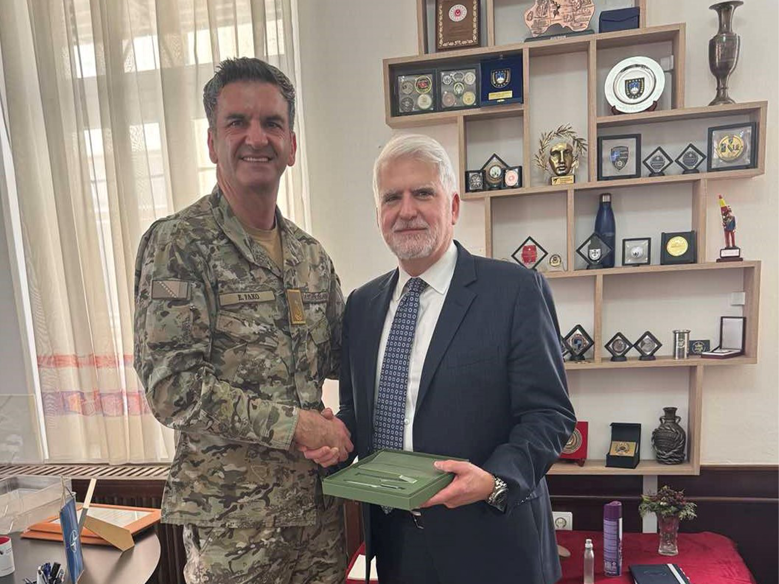 general edin General Edin Fako primio američkog diplomatu Raffija Gregoriana