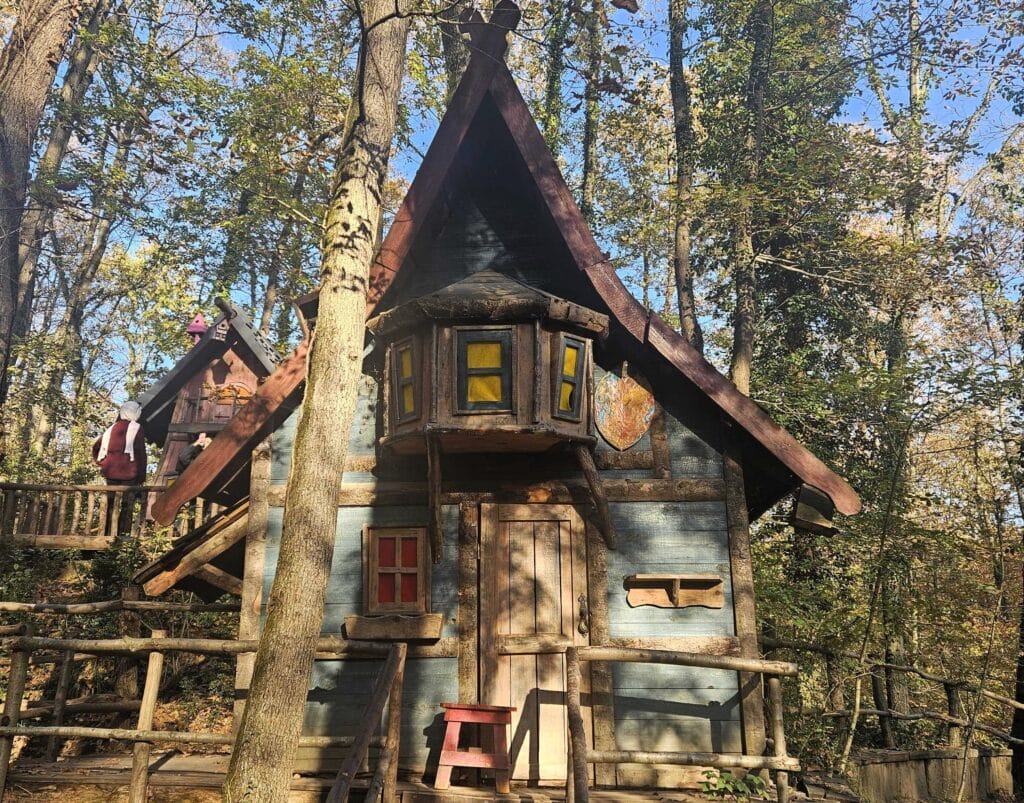 Drvene kućice u hobitskom naselju unutar Ormanya Wildlife Parka