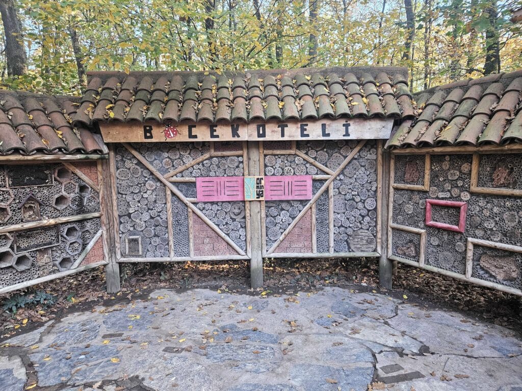 Hotel za kukce u Ormanya Wildlife Parku kao dio očuvanja prirode