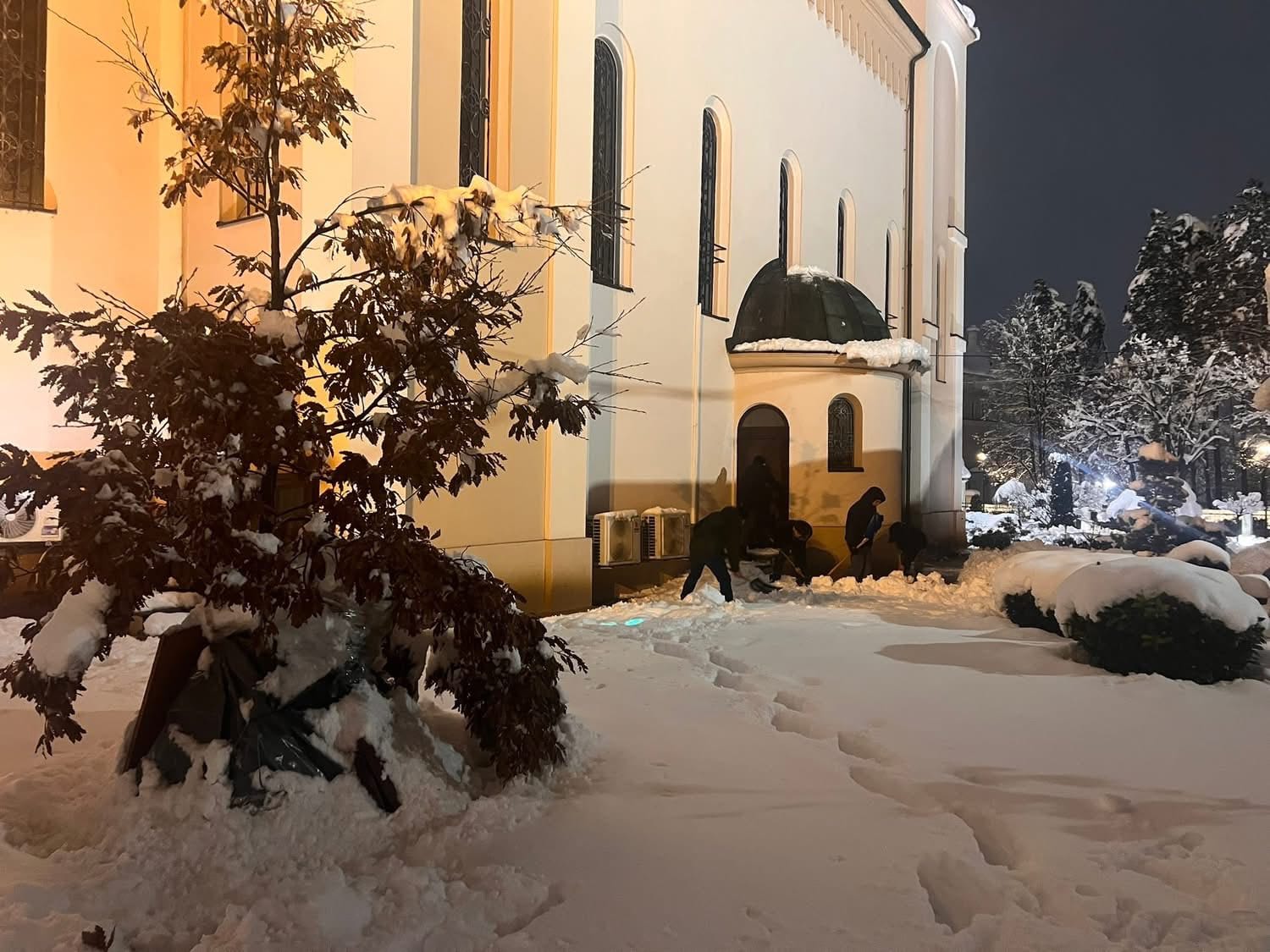 Badnje veče u Tuzli: Paljenje badnjaka Foto: Info Tuzla i tuzlanska regija