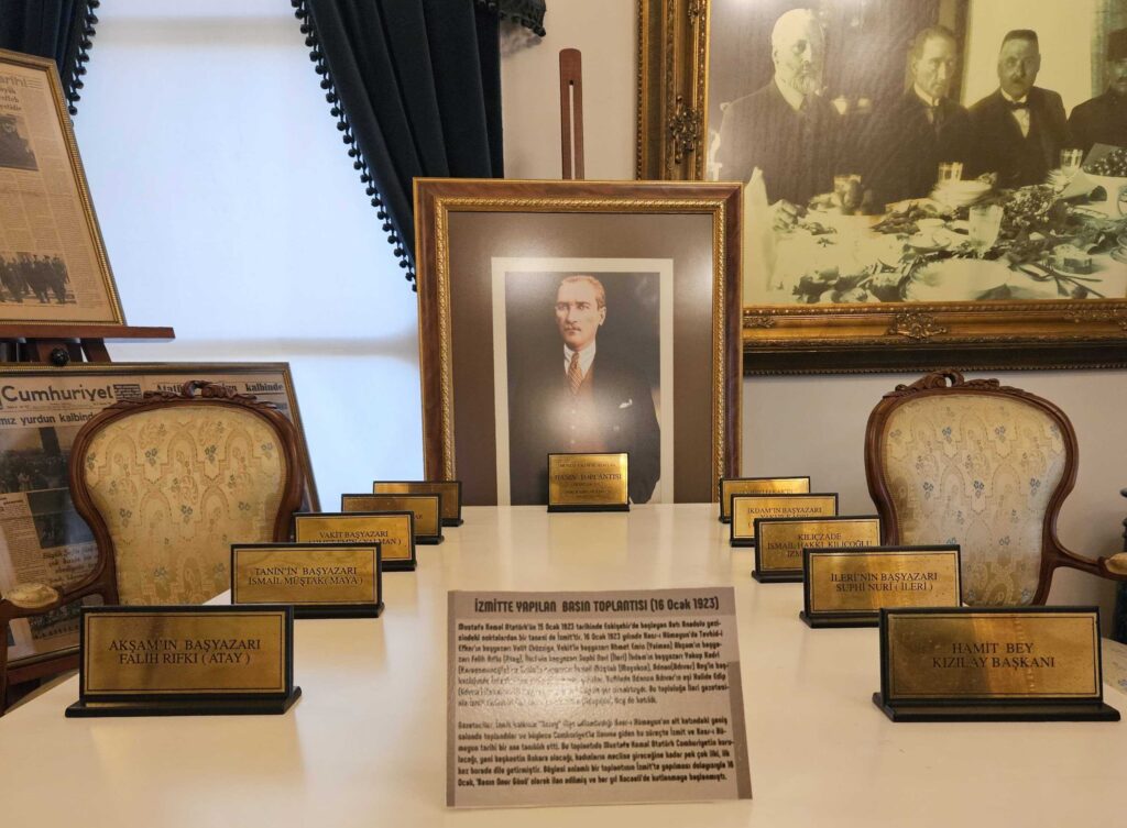 Ataturkova Marmara; Interijer Kasr-ı Hümayuna u Kocaeliju s radnim stolom i muzejskom postavkom