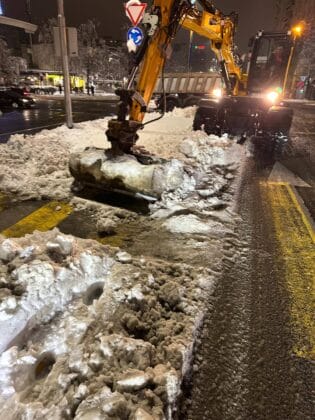 Komunalac tokom noći čistio glavne raskrsnice