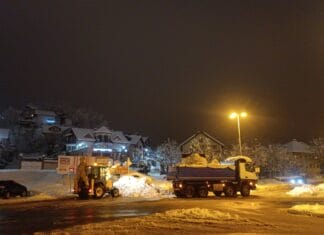 Da li se opravdano ljutimo na komunalne službe u BiH? Evo kako se organizuje čišćenje snijega u Evropi Komunalac tokom noći čistio glavne raskrsnice