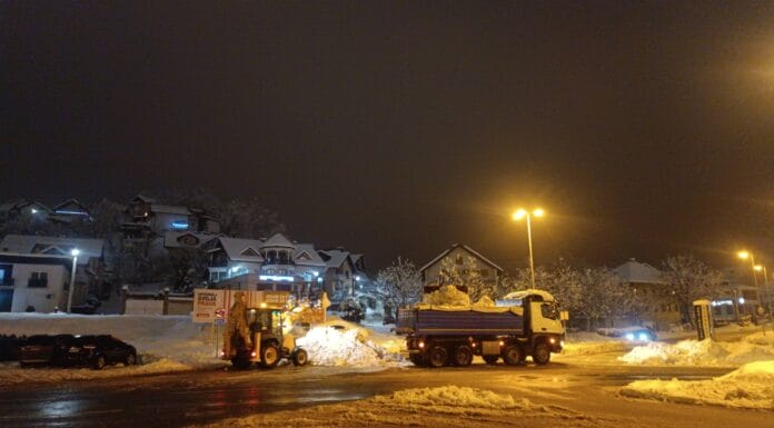 Da li se opravdano ljutimo na komunalne službe u BiH? Evo kako se organizuje čišćenje snijega u Evropi Komunalac tokom noći čistio glavne raskrsnice