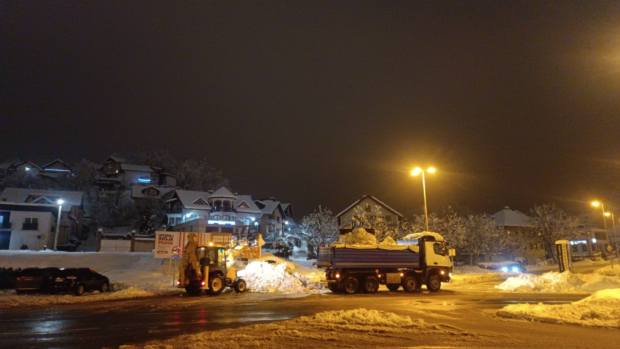 Komunalac tokom noći čistio glavne raskrsnice