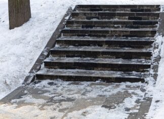 Jednostavno uklanjanje leda sa stepenica bez soli