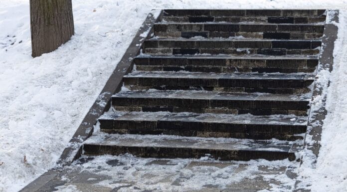 Jednostavno uklanjanje leda sa stepenica bez soli Jednostavno uklanjanje leda sa stepenica bez soli