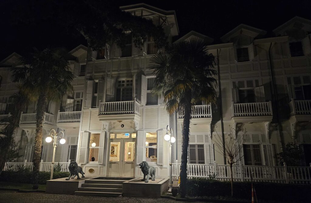 Ataturkova Marmara; Limak Thermal Boutique Hotel u Yalovi u večernjim satima
