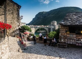 Oba entiteta u Bosni i Hercegovini se ubrzano zadužuju, građani sve siromašniji